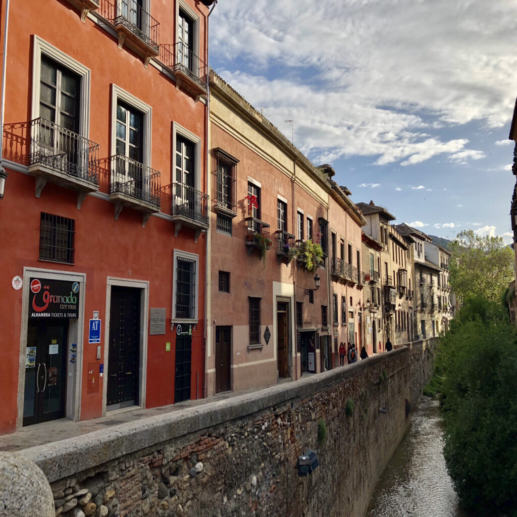 Paseo de los Tristes viajar solo a Granada