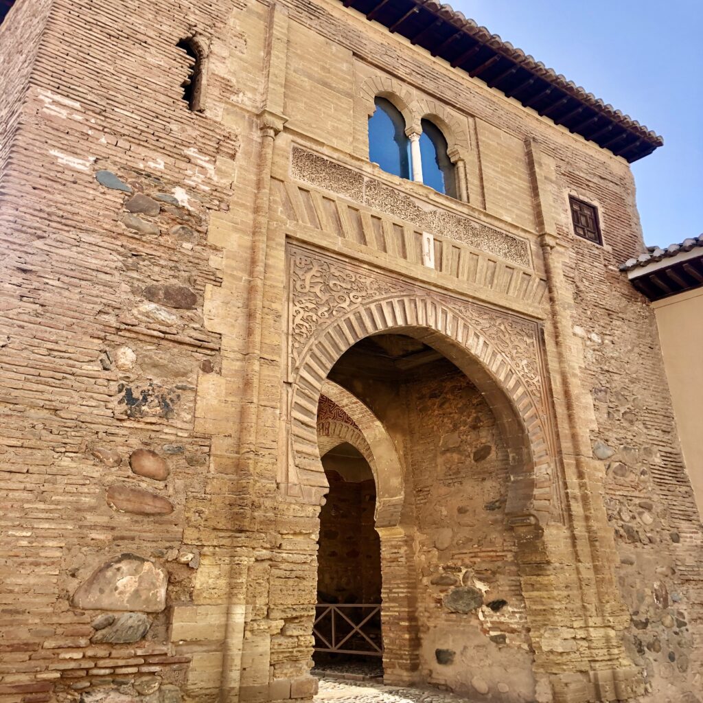 Puerta del vino and the mathematic in la Alhambra