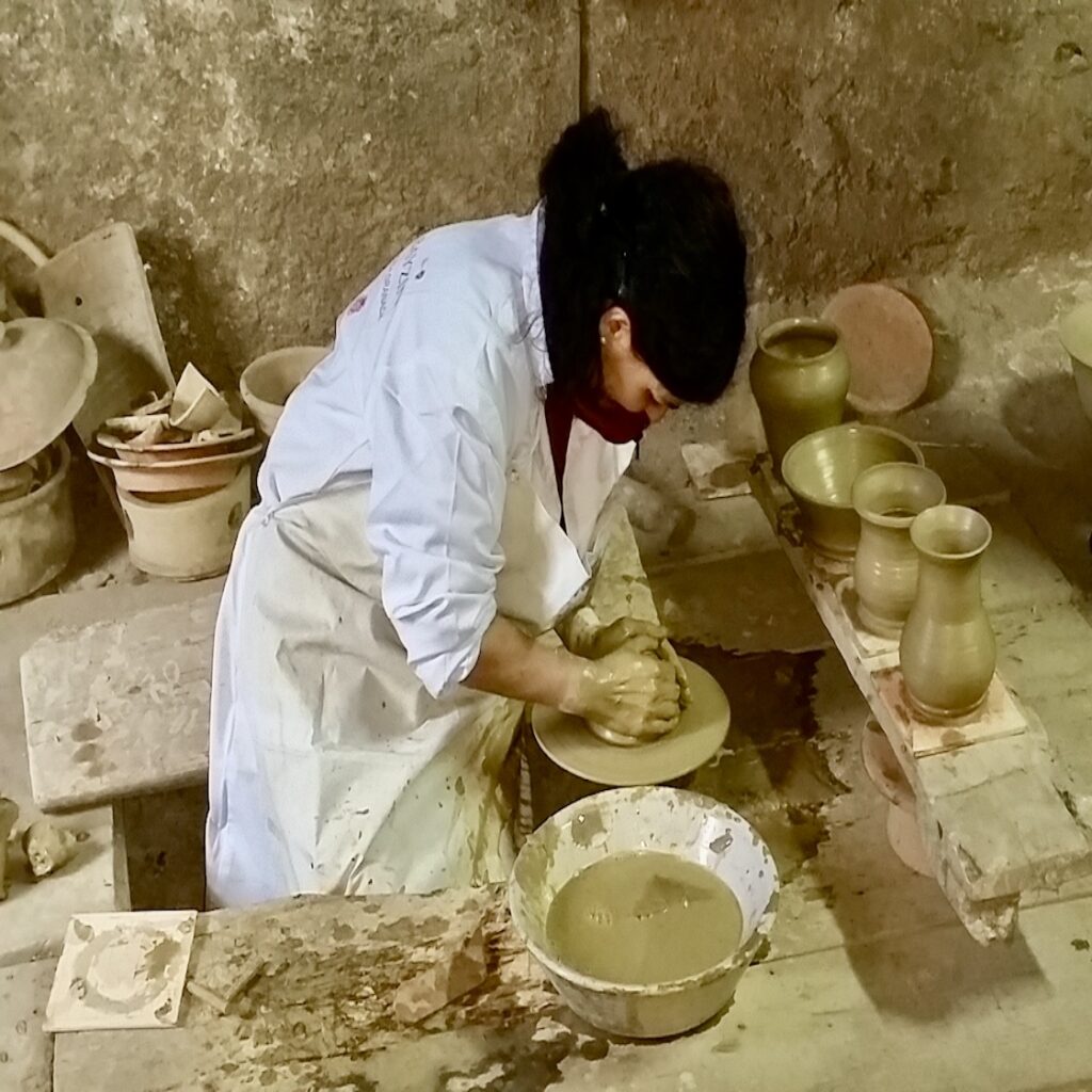 Fajalauza ceramics artisans in Granada